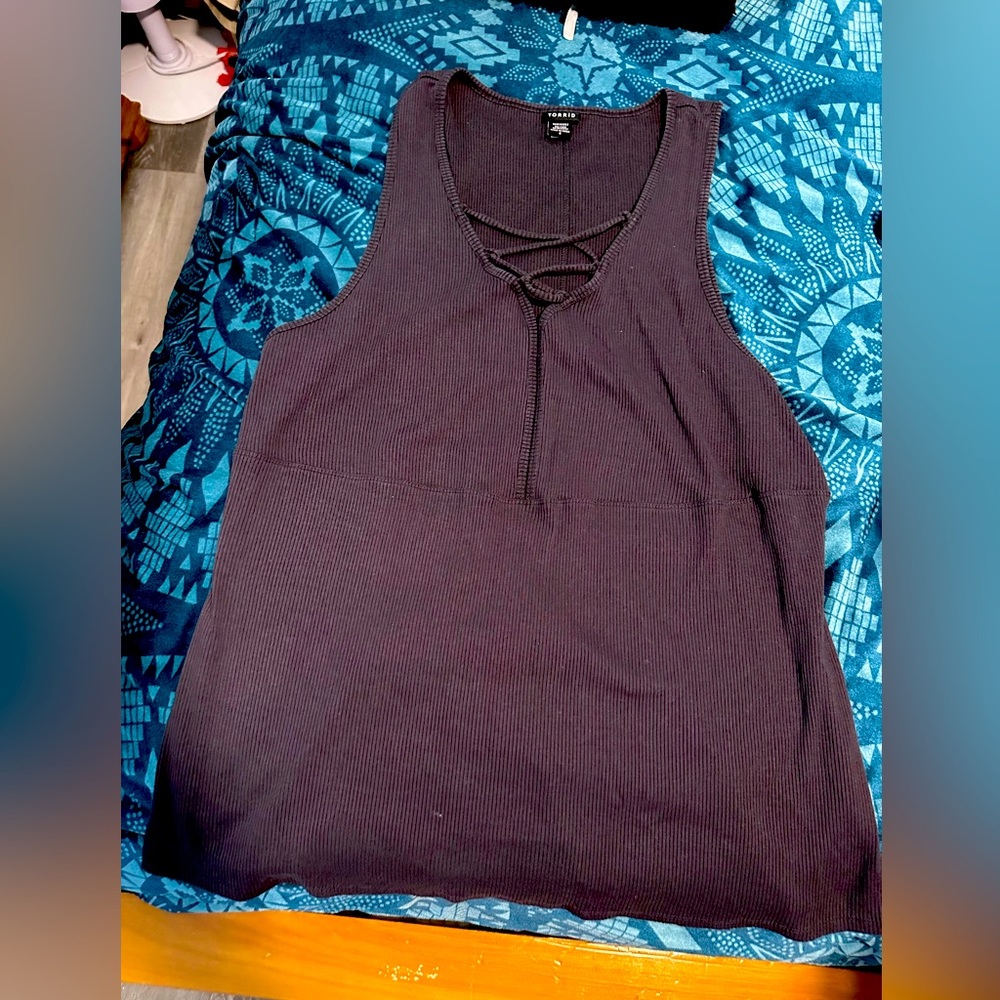 Torrid size 4 ( fits like a 2/3 ) grayish tank. Lightly worn
